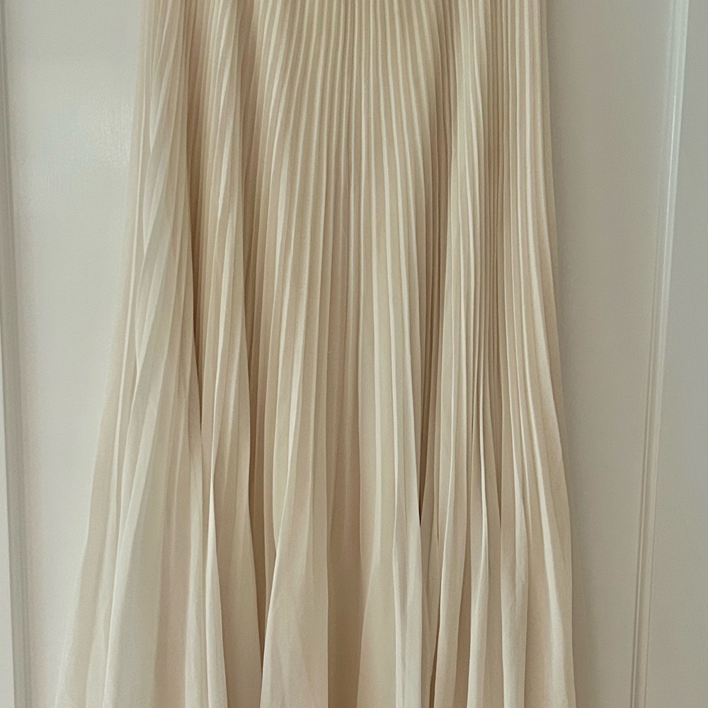 Aritzia Twirl Pleated Skirt - Size M